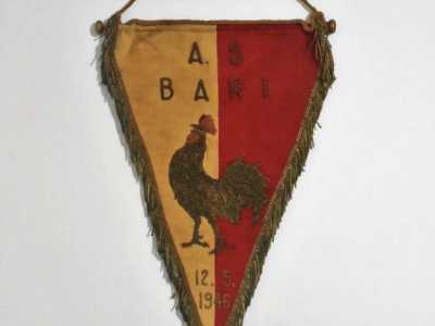 C�� da dire che in questi anni di poca visibilit� non mancarono occasioni in cui il gallo fece comunque la sua comparsa. Ad esempio il 12 maggio 1946, durante un Bari-Inter, il capitano dei pugliesi consegn� a quello nerazzurro un gagliardetto raffigurante un grande galletto marrone disegnato su sfondo bianco e rosso (foto concessa dal sito glieroidelcalcio.com)